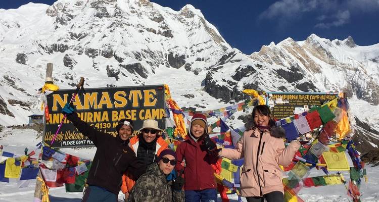 Groupe de personnes avec des drapeaux de prière au camp de base de l'Annapurna.