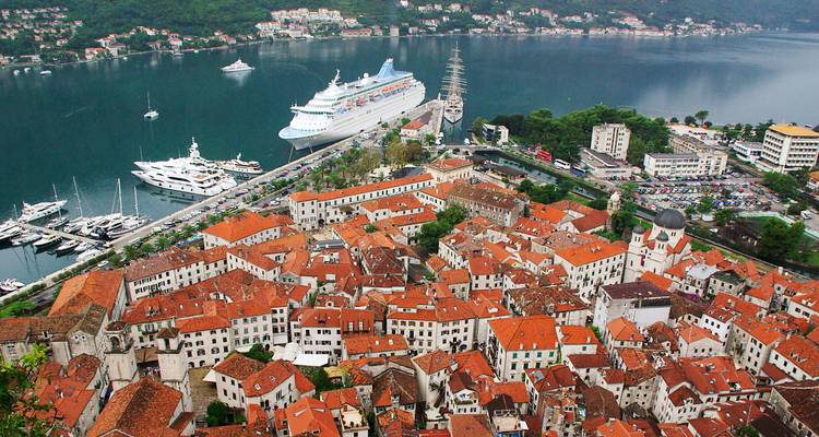 Luchtfoto van de stad Kotor en baai met cruiseschepen.