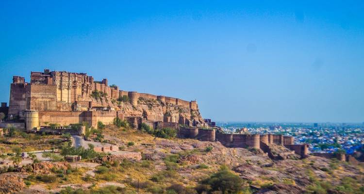 Bergfestung mit Blick auf eine Stadtlandschaft.