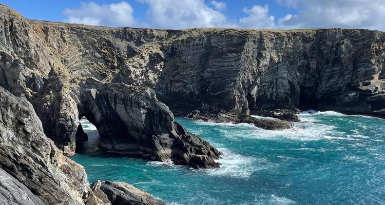 Las olas salvajes del Atlántico se estrellan contra un arco marino espectacular y acantilados escarpados.