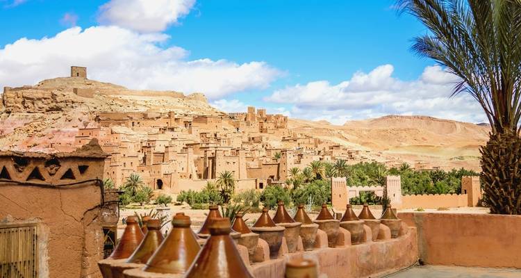 Historisch versterkt dorp in een woestijnlandschap onder heldere luchten.