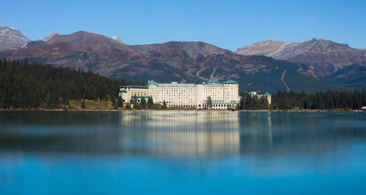 Schilderachtig uitzicht op Fairmont Chateau Lake Louise met bergachtergrond.