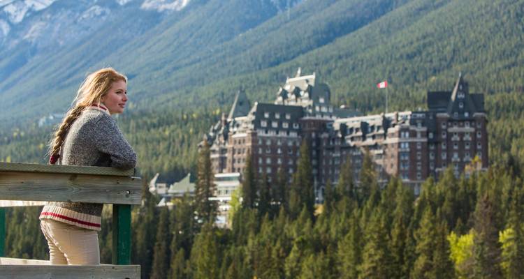 Vrouw die het Banff Springs Hotel observeert.