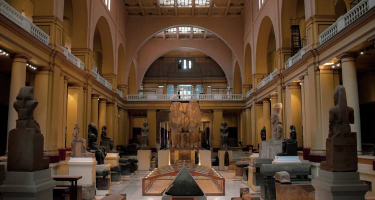 Interieur van een museum met antieke beeldhouwwerken en artefacten.