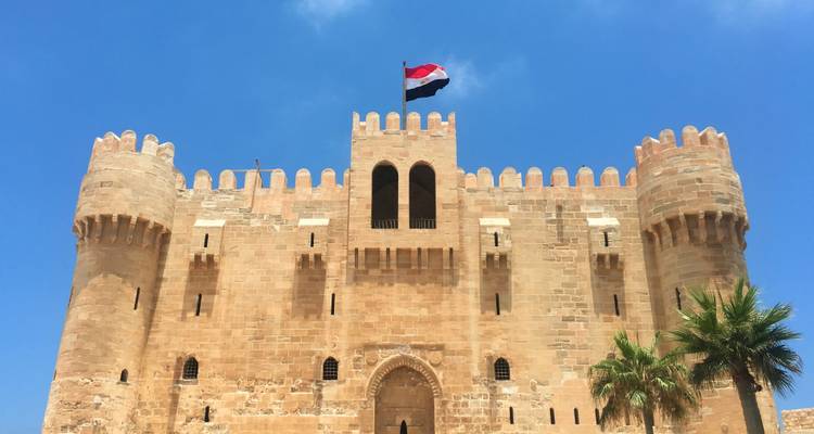 Vesting met een Egyptische vlag die prominent wappert tegen een heldere hemel.