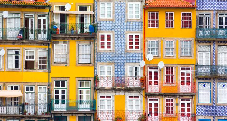 Façades d'immeubles carrelées colorées.