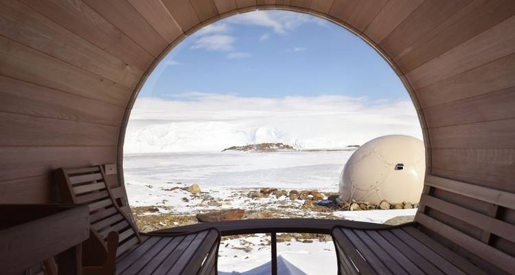 Vue intérieure d'un dôme avec un paysage enneigé à l'extérieur.