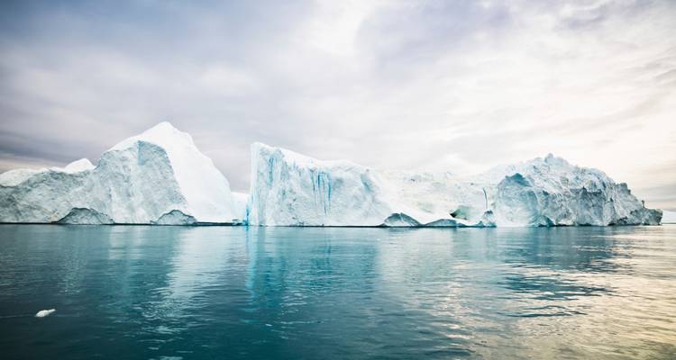 D'énormes icebergs flottant dans les eaux polaires calmes.