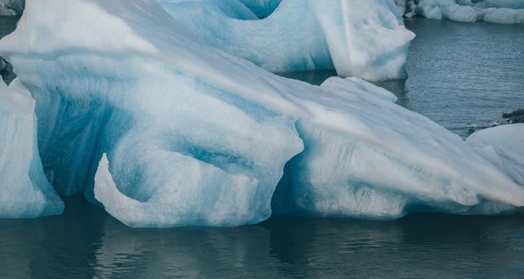 Vue rapprochée d'icebergs sculptés dans l'eau.