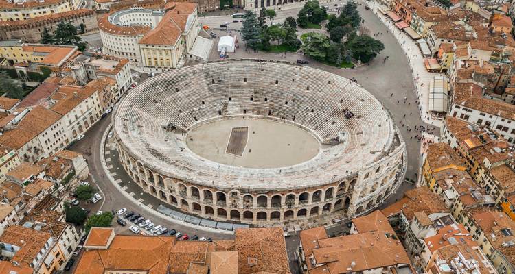 Luchtfoto van het oude Romeinse amfitheater Arena di Verona omringd door terracotta daken.