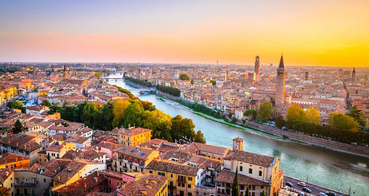 Het zononderganglicht baadt Verona's historische skyline en de rivier de Adige die door de stad kronkelt.