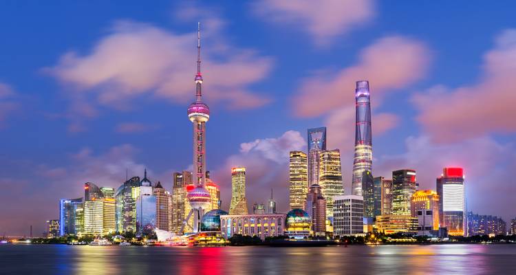 Vibrante horizonte de Shanghai por la noche, mostrando arquitectura moderna.