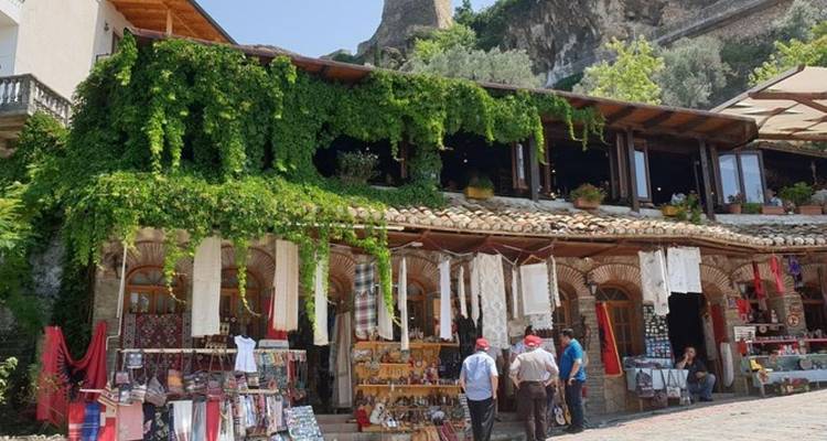 Souvenirläden mit Grün an der Fassade.