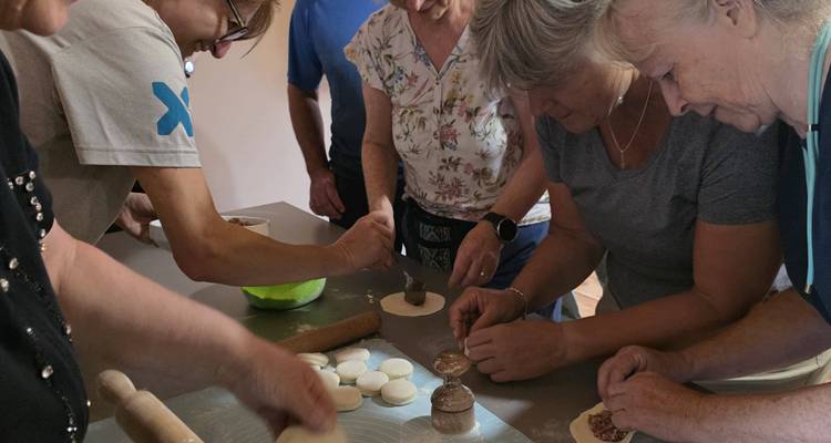 Un grupo de viajeros aprende a hacer jipeguedis georgianos en una clase de cocina interactiva.
