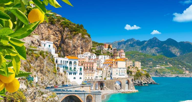 Malerische Küstenstadt mit bunten Gebäuden auf Klippen mit Blick auf das Meer.
