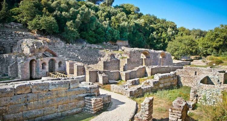 Ruïnes van een oud amfitheater met bogen.