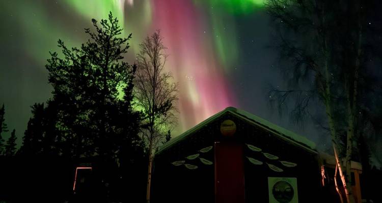 Yellowknife Explorer: Culture by Day, Aurora by Night from Toronto - Landsby 1