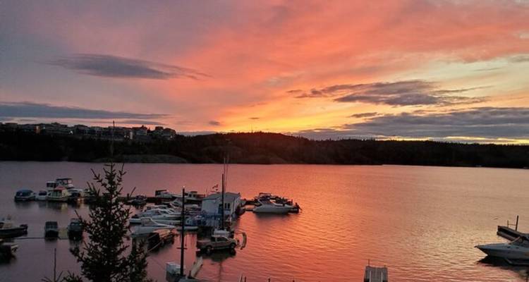 Yellowknife Explorer: Culture by Day, Aurora by Night from Toronto - Landsby 8