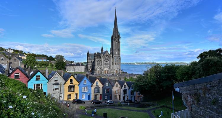 La cathédrale St Colman s'élève au-dessus d'une rangée de maisons colorées surplombant le port de Cobh