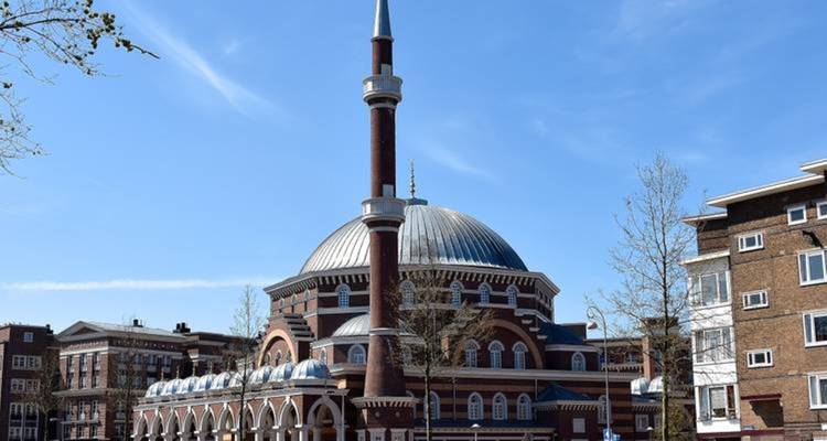 Mosque with a large dome and minaret.