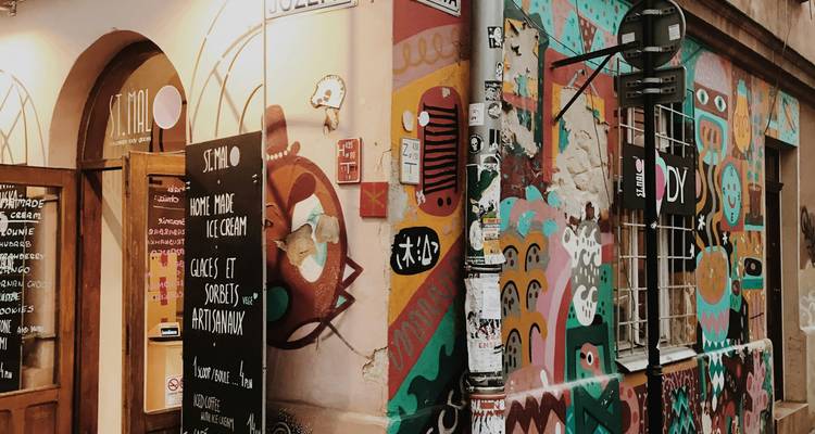 Un mur vibrant avec des graffitis artistiques et des panneaux.