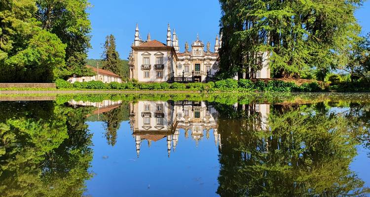 Elegantes historisches Gebäude mit einer perfekten Spiegelung auf dem Wasser.