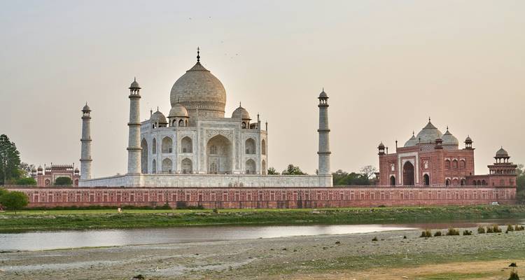 Le Taj Mahal vu de l'autre côté d'une rivière.