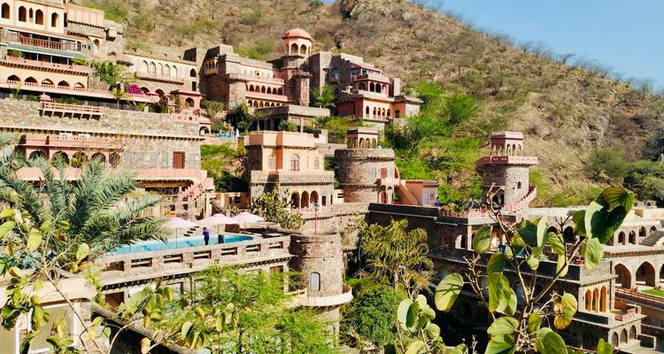 Palais-forteresse de Neemrana entouré de verdure.