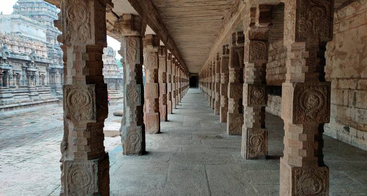 Reihen von Steinsäulen in einem Korridor eines Tempels.