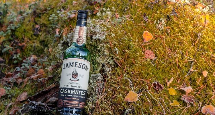 Bouteille de whiskey Jameson sur sol moussu