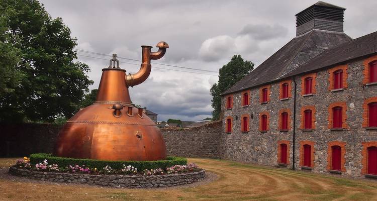 Distillerie de whisky historique avec grand alambic en cuivre