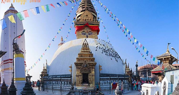 Große weiße Stupa mit Gebetsfahnen