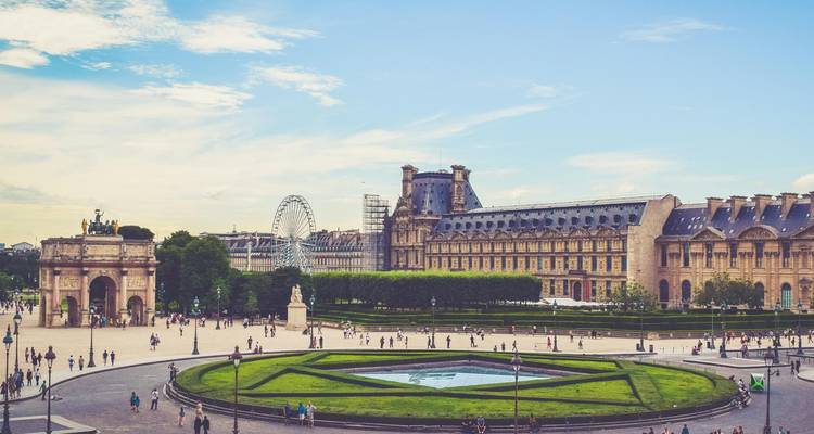 Vue du Louvre et de l'Arc de Triomphe du Carrousel à Paris.
