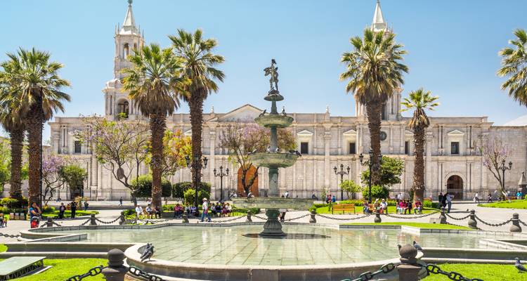 Place principale avec fontaine et cathédrale.