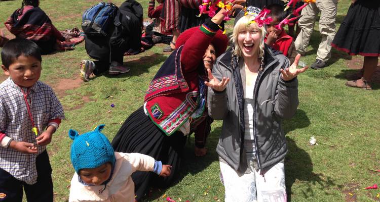 Groupe de personnes en vêtements traditionnels participant à un événement culturel.