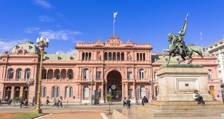 Casa Rosada y estatua ecuestre en la Plaza de Mayo, Buenos Aires en un día azul despejado.