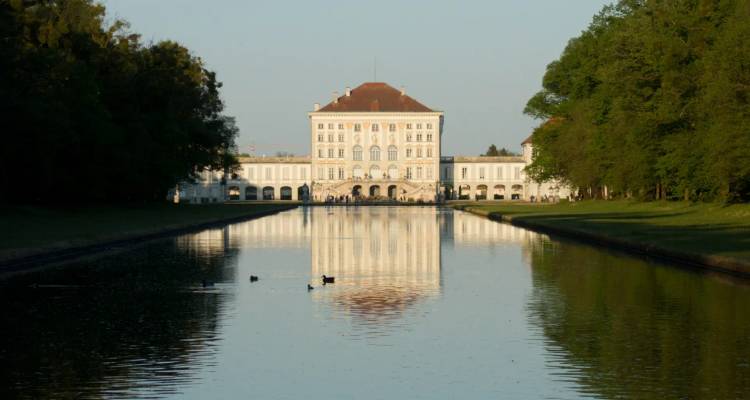 Reflet du palais et du canal à la douce lumière du soir avec des canards