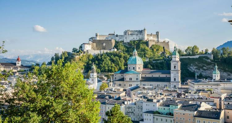 Vue panoramique de la vieille ville de Salzbourg couronnée par la forteresse de Hohensalzburg