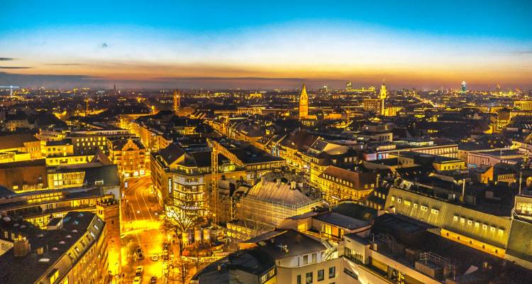 Les lumières du crépuscule doré couvrent les toits de Budapest et les vues sur le Danube