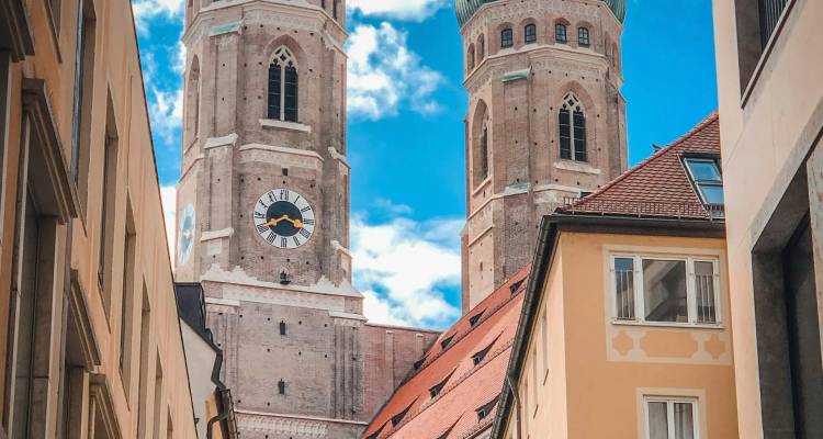 Vue rapprochée des tours jumelles de la Frauenkirche sous des nuages éclatants