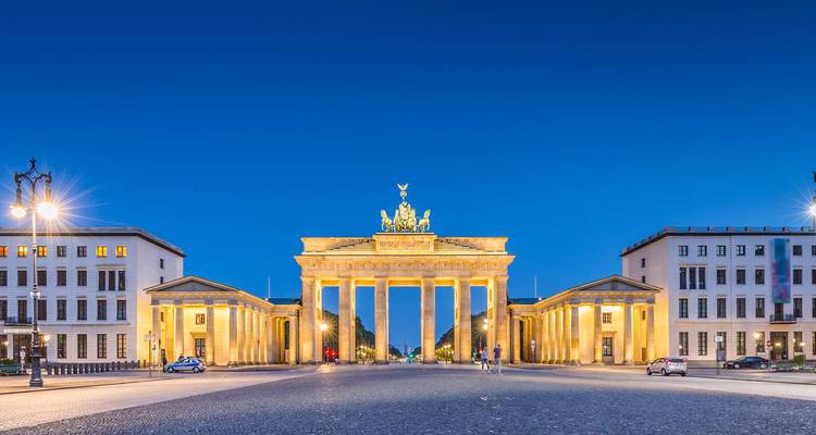 Puerta de Brandeburgo iluminada por la noche.