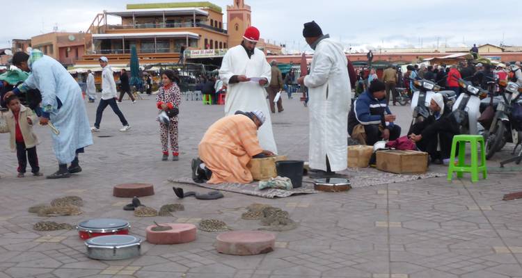 Marktscene met mensen en artiesten op een openbaar plein.