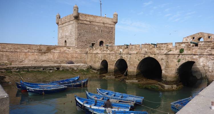 Historisch fort met afgemeerde boten ervoor.
