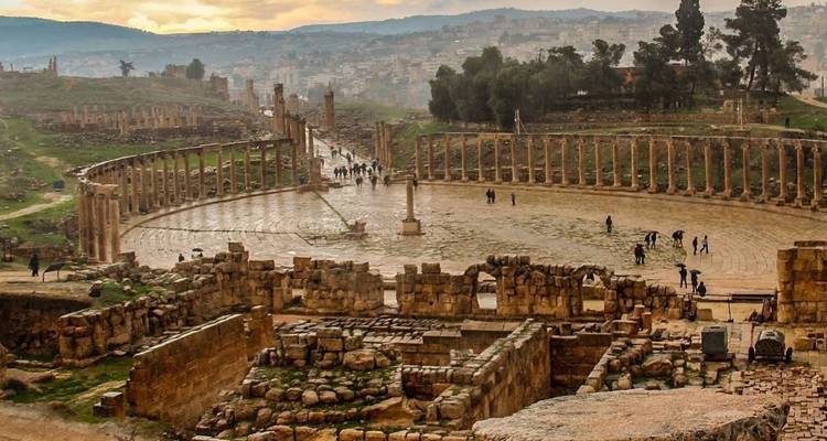 Weite Sicht auf antike Ruinen mit Säulen und fernen Hügeln.