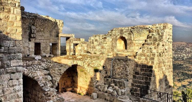 Steinruinen mit gewölbten Fenstern mit Blick auf ein Tal.