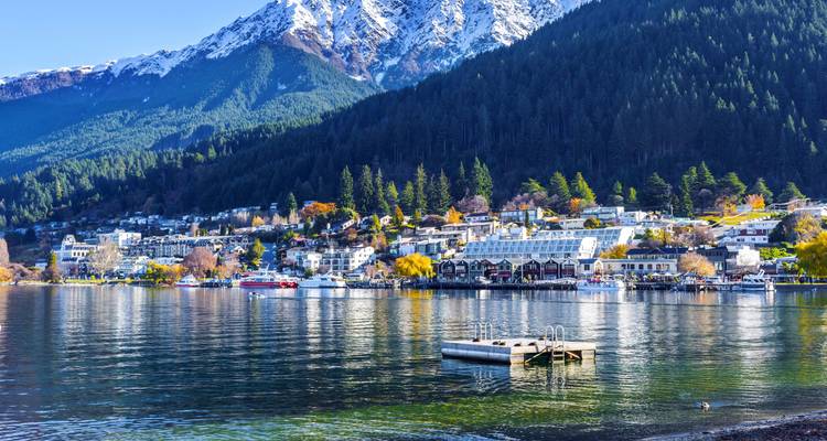 Ville lacustre de Queenstown avec des montagnes enneigées en arrière-plan.