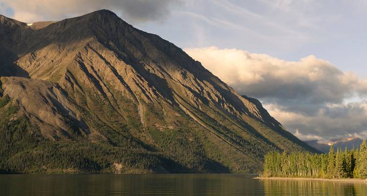 Paysage montagneux majestueux avec un éclairage dramatique.