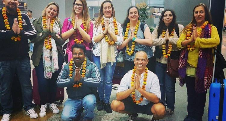 Groupe de personnes posant avec des guirlandes