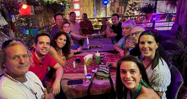 Repas de groupe dans un restaurant en plein air