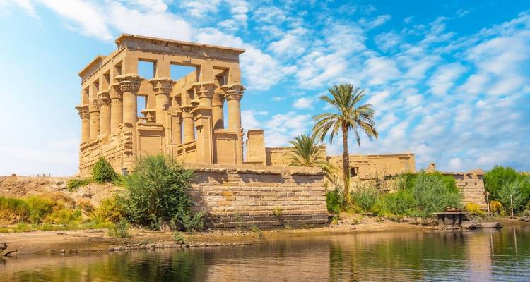 Alter Tempel an einem Flussufer.